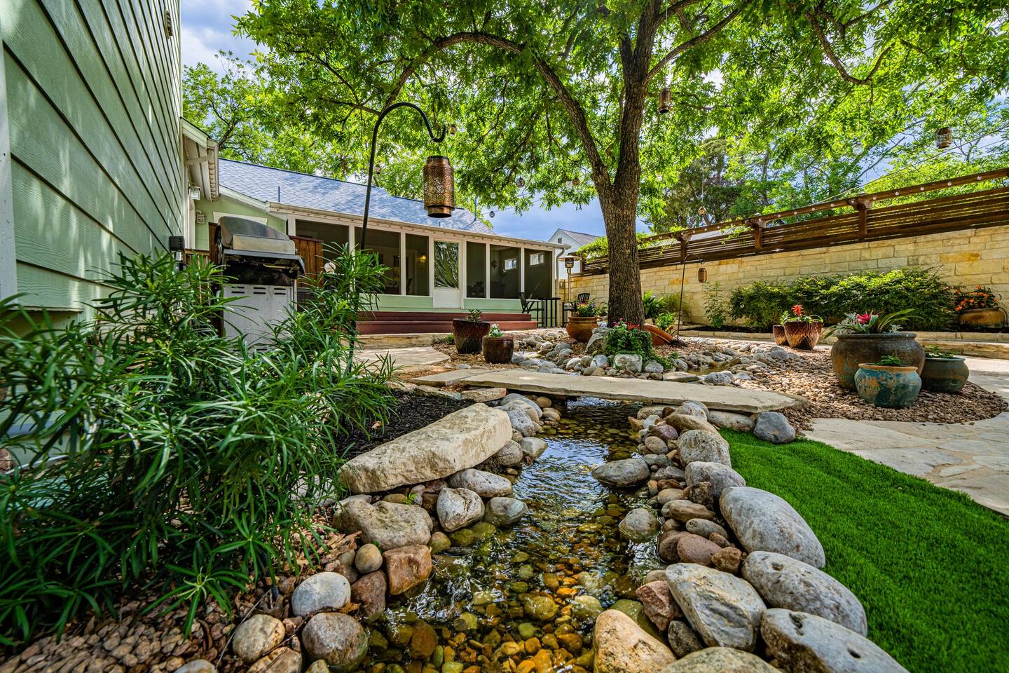 Lantern Retreat - Hill Country Getaway: 4 Bedrooms, Hot Tub, Game Room