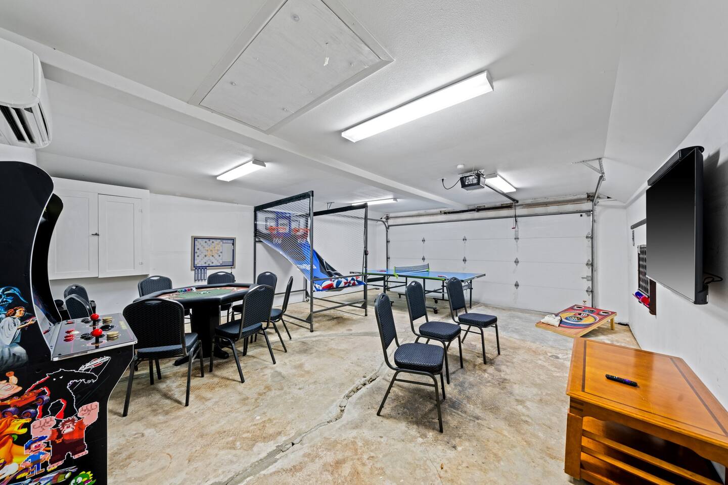 Lantern Retreat - Hill Country Getaway: 4 Bedrooms, Hot Tub, Game Room