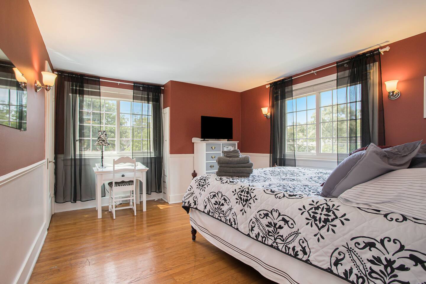 Sleeps 16+ • Spacious Home • Minutes from Kellogg