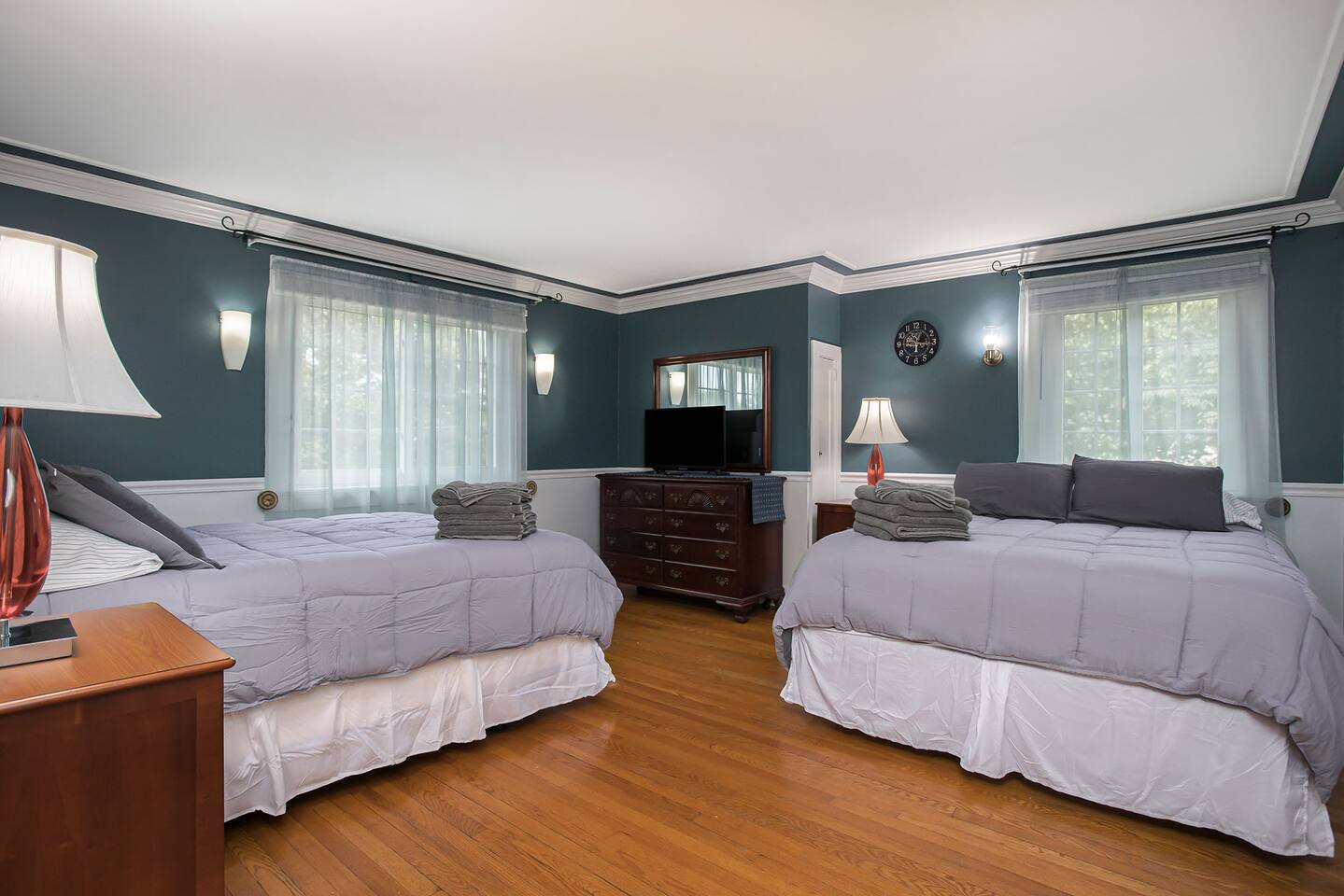 Sleeps 16+ • Spacious Home • Minutes from Kellogg