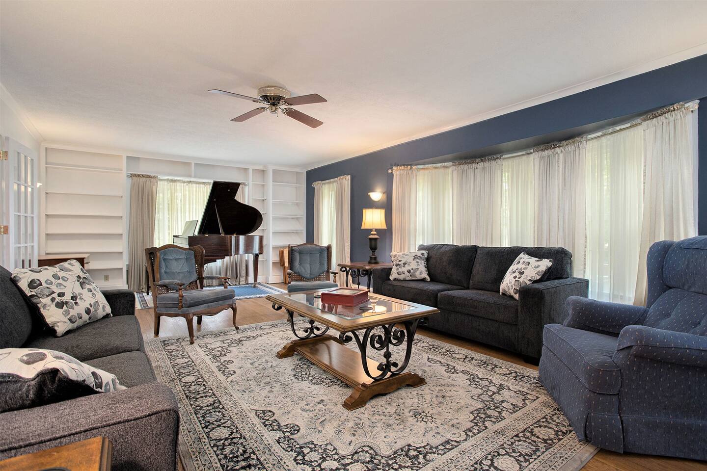 Sleeps 16+ • Spacious Home • Minutes from Kellogg