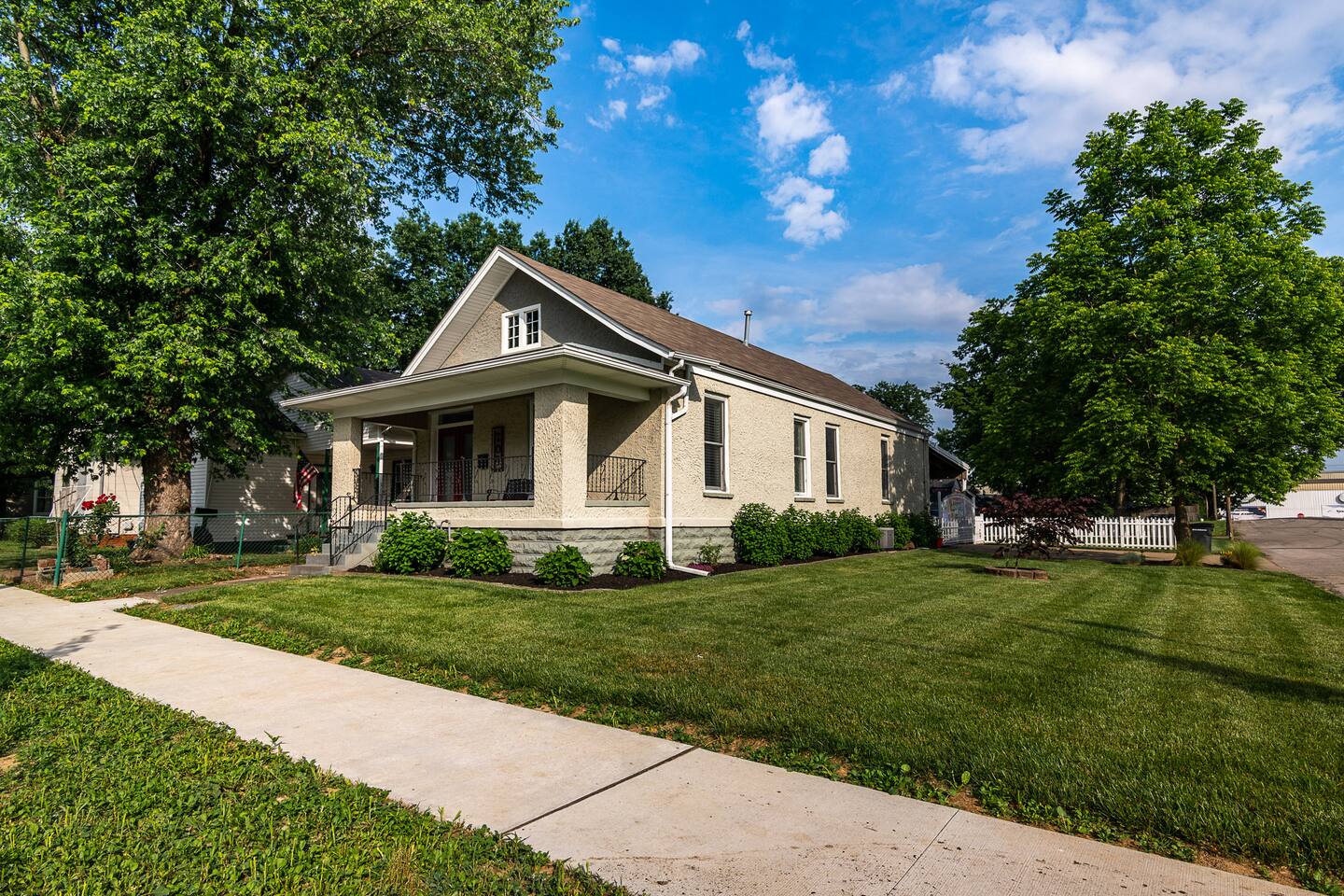 Sleeps 10 • Outdoor Patio  • Walk to Downtown