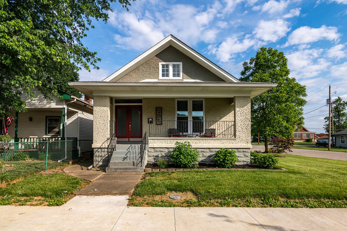 Sleeps 10 • Outdoor Patio  • Walk to Downtown