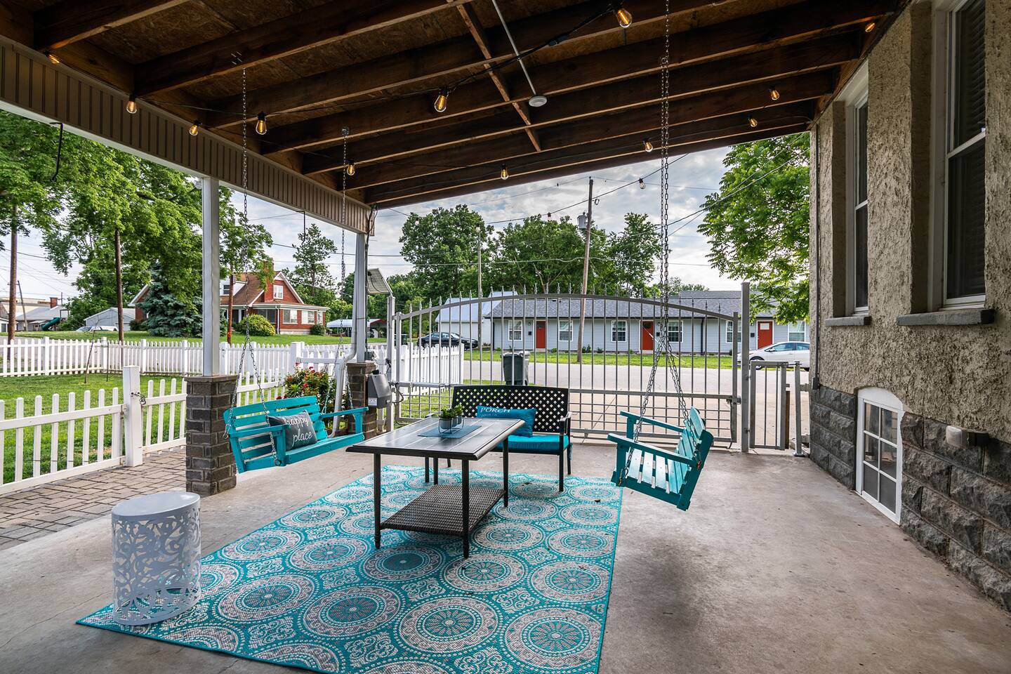 Sleeps 10 • Outdoor Patio  • Walk to Downtown