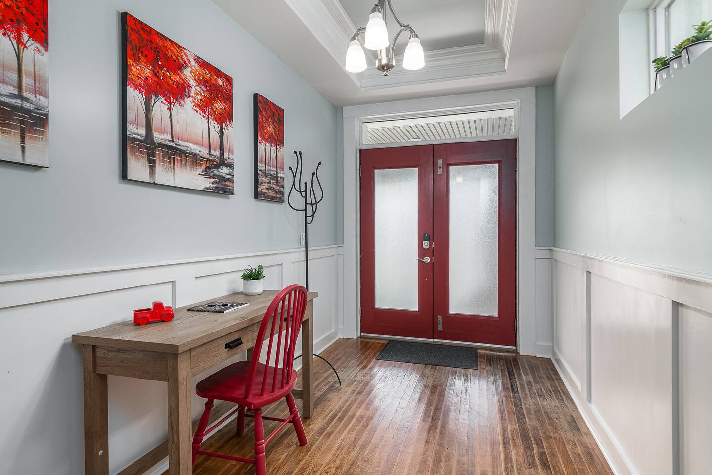 Sleeps 10 • Outdoor Patio  • Walk to Downtown