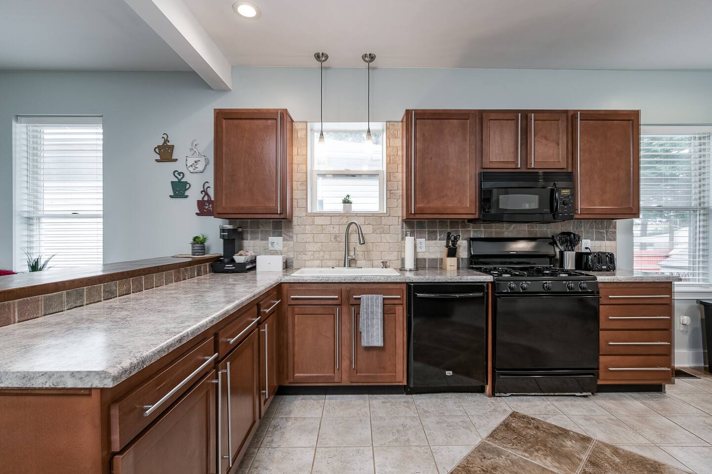 Sleeps 10 • Outdoor Patio  • Walk to Downtown