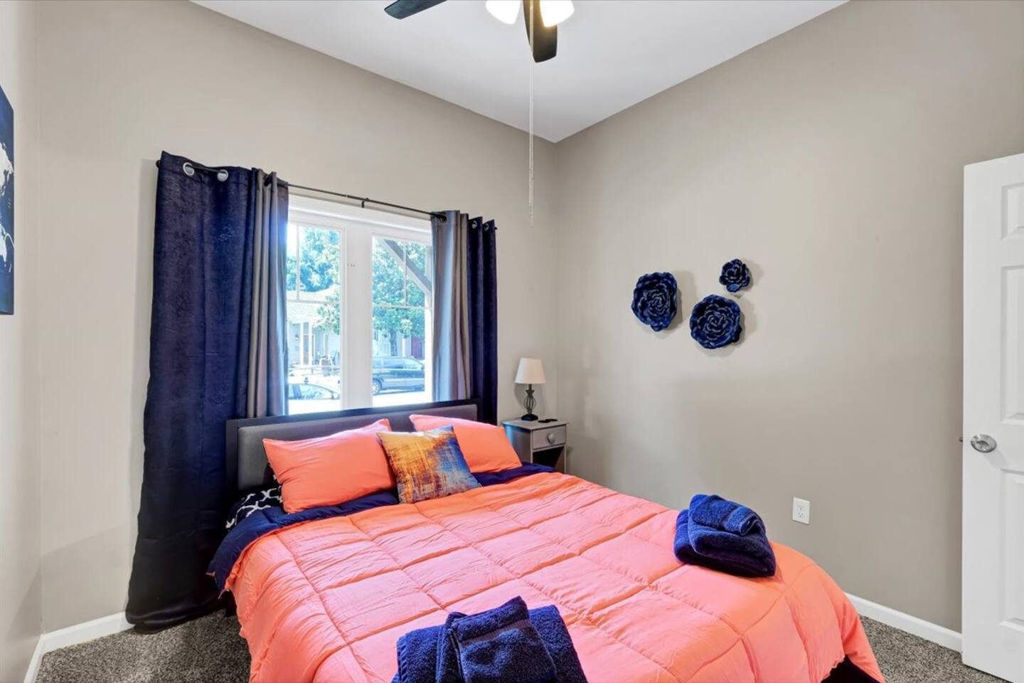 Sleeps 10 • Backyard & Fire Pit • Near Louisville