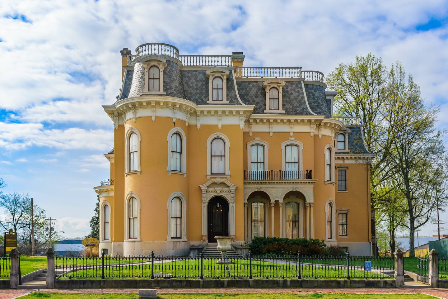 Sleeps 10 • Backyard & Fire Pit • Near Louisville