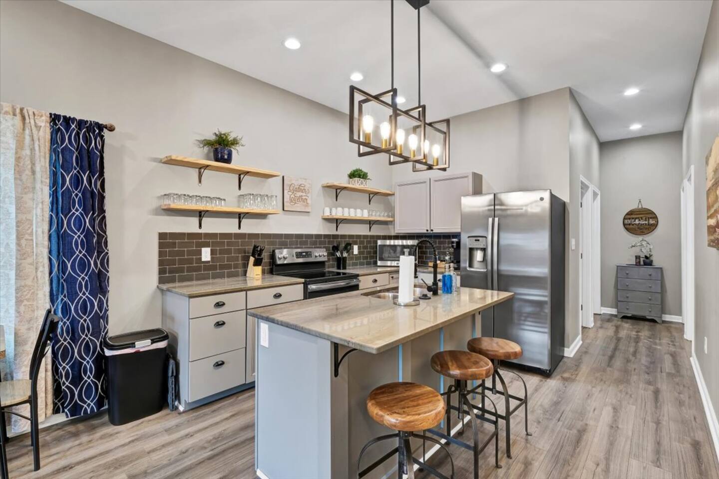 Sleeps 10 • Backyard & Fire Pit • Near Louisville