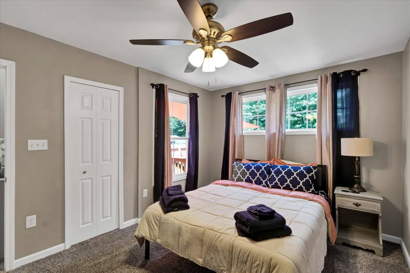 Sleeps 10 • Backyard & Fire Pit • Near Louisville