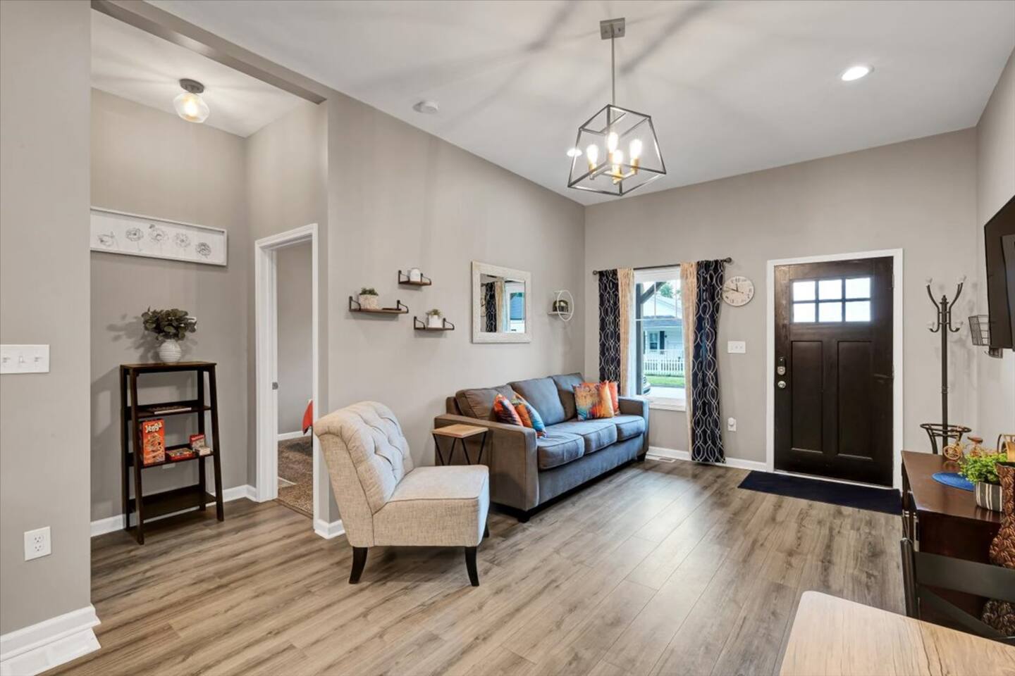 Sleeps 10 • Backyard & Fire Pit • Near Louisville