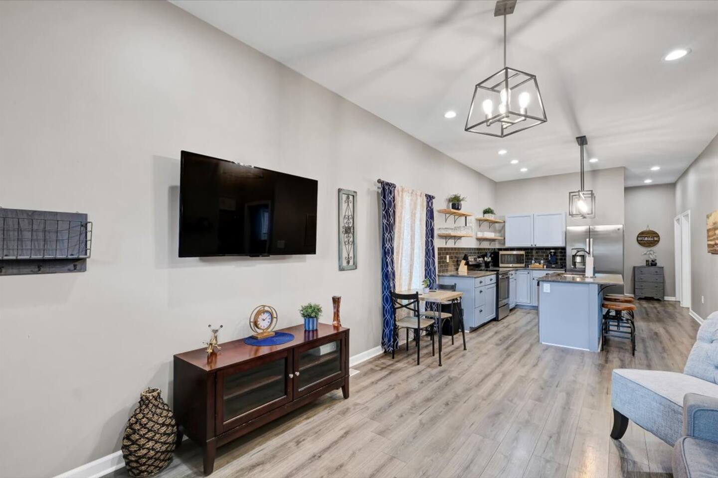 Sleeps 10 • Backyard & Fire Pit • Near Louisville