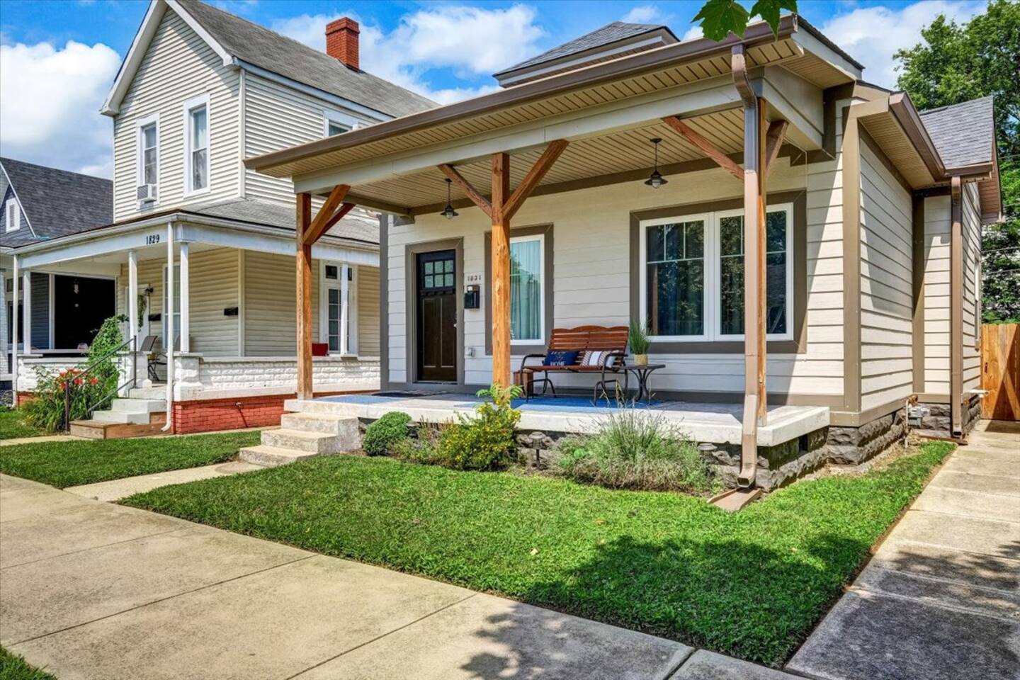 Sleeps 10 • Backyard & Fire Pit • Near Louisville