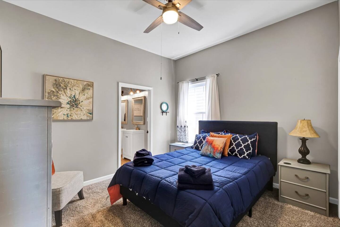 Sleeps 10 • Backyard & Fire Pit • Near Louisville