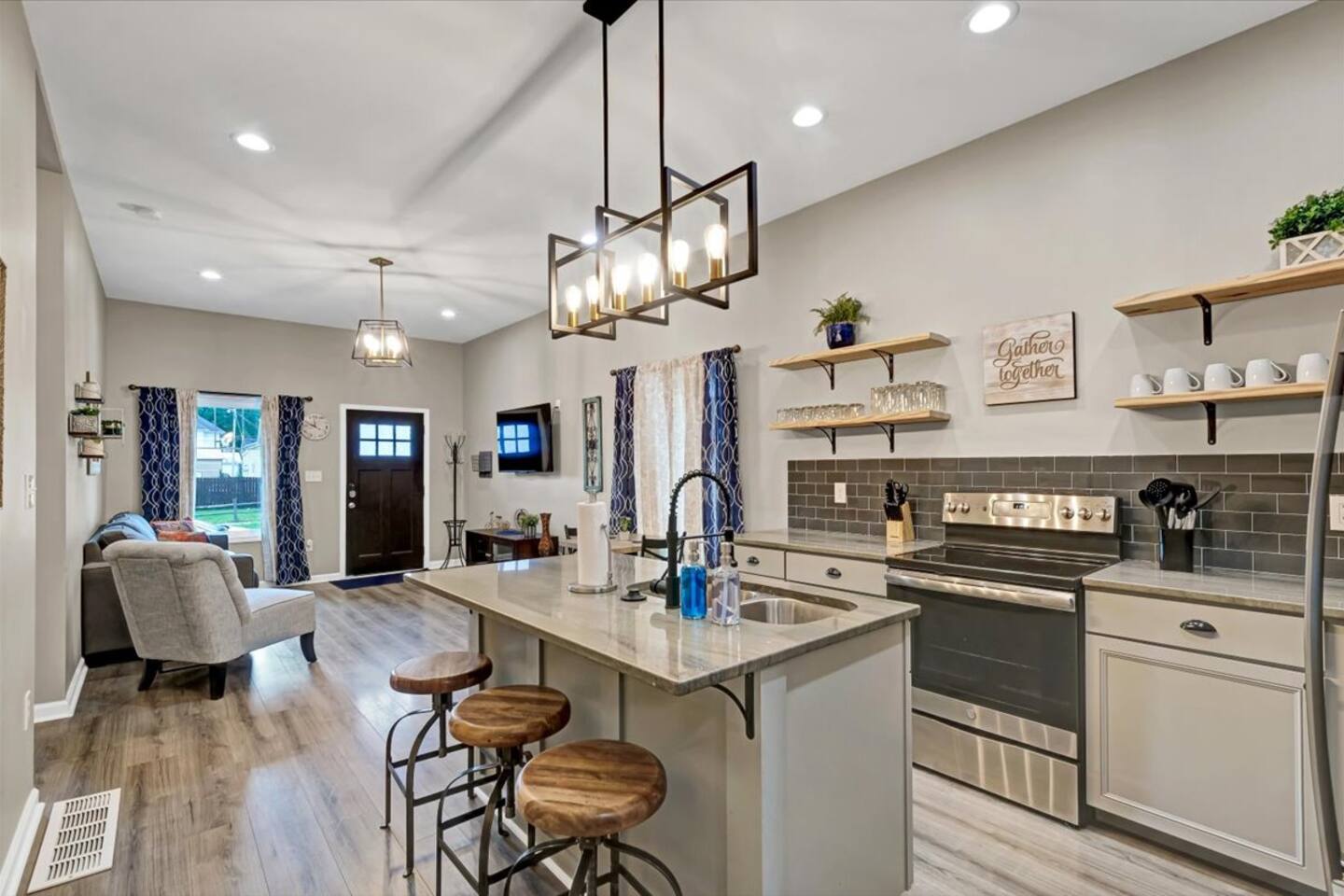 Sleeps 10 • Backyard & Fire Pit • Near Louisville