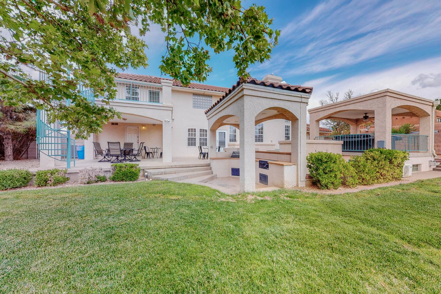 》3800ft Pool Hot Tub Sleep 18 & Mtn Views Billiard — Albuquerque — vacation rental