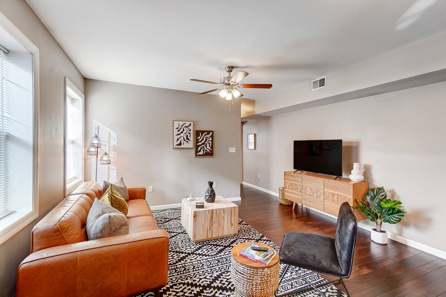 Bright & Roomy • Walk to Oakley Hotspots • Parking