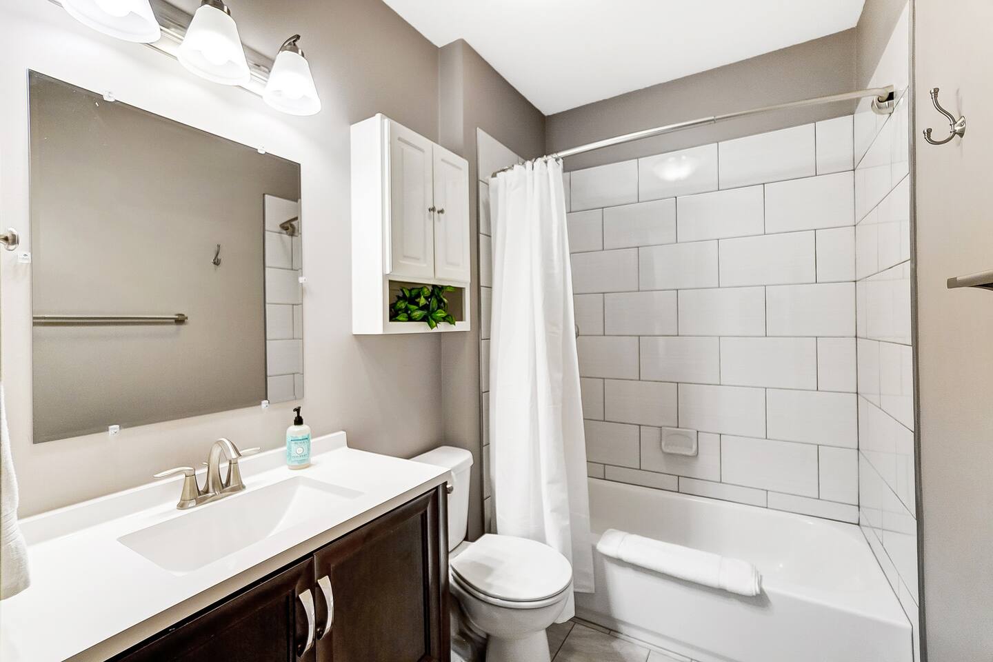 Bright & Roomy • Walk to Oakley Hotspots • Parking