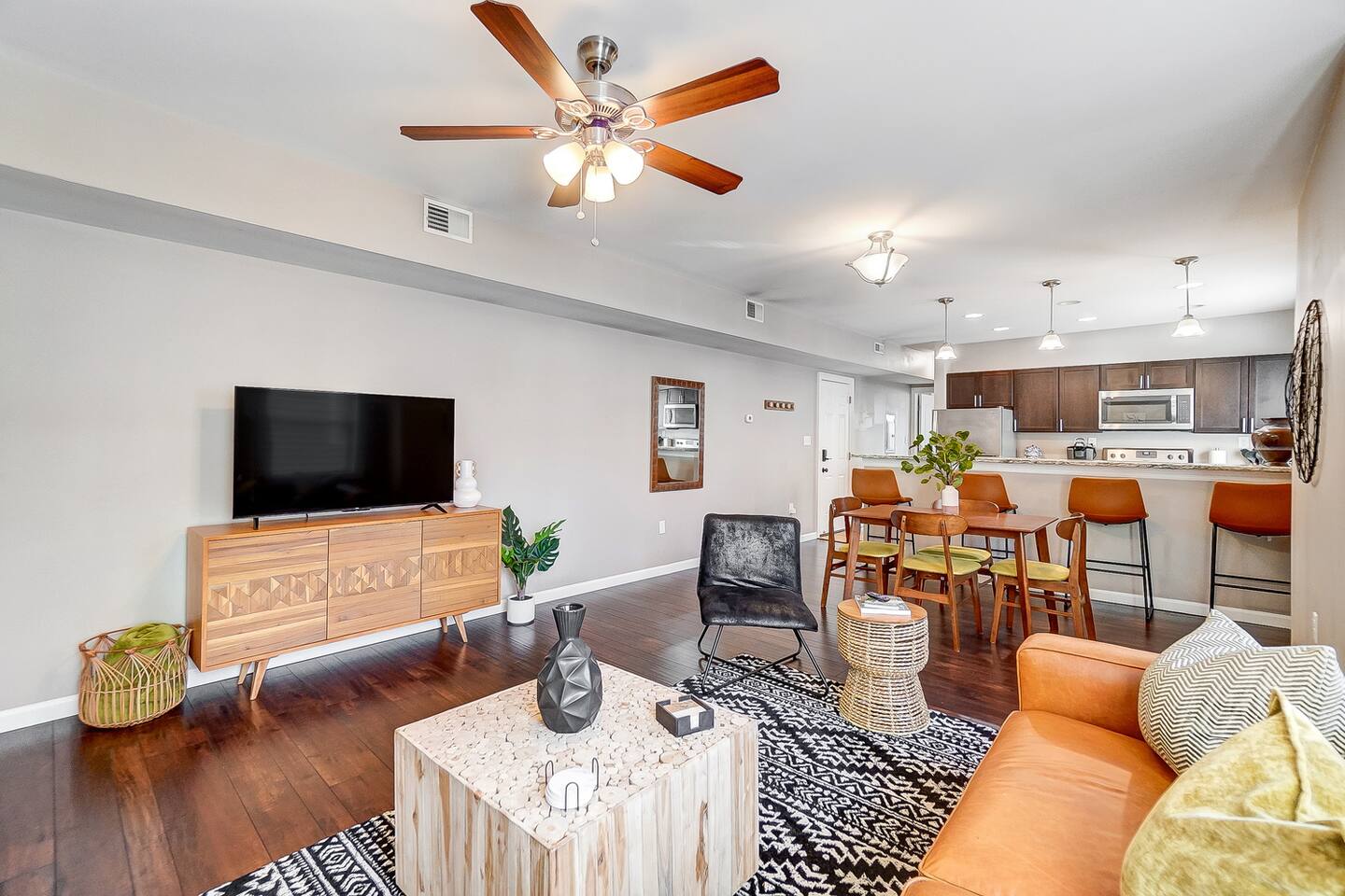Bright & Roomy • Walk to Oakley Hotspots • Parking — Cincinnati — vacation rental