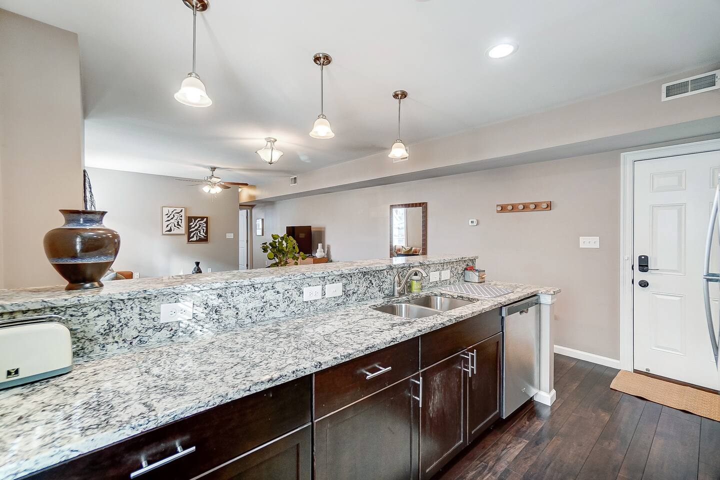 Bright & Roomy • Walk to Oakley Hotspots • Parking