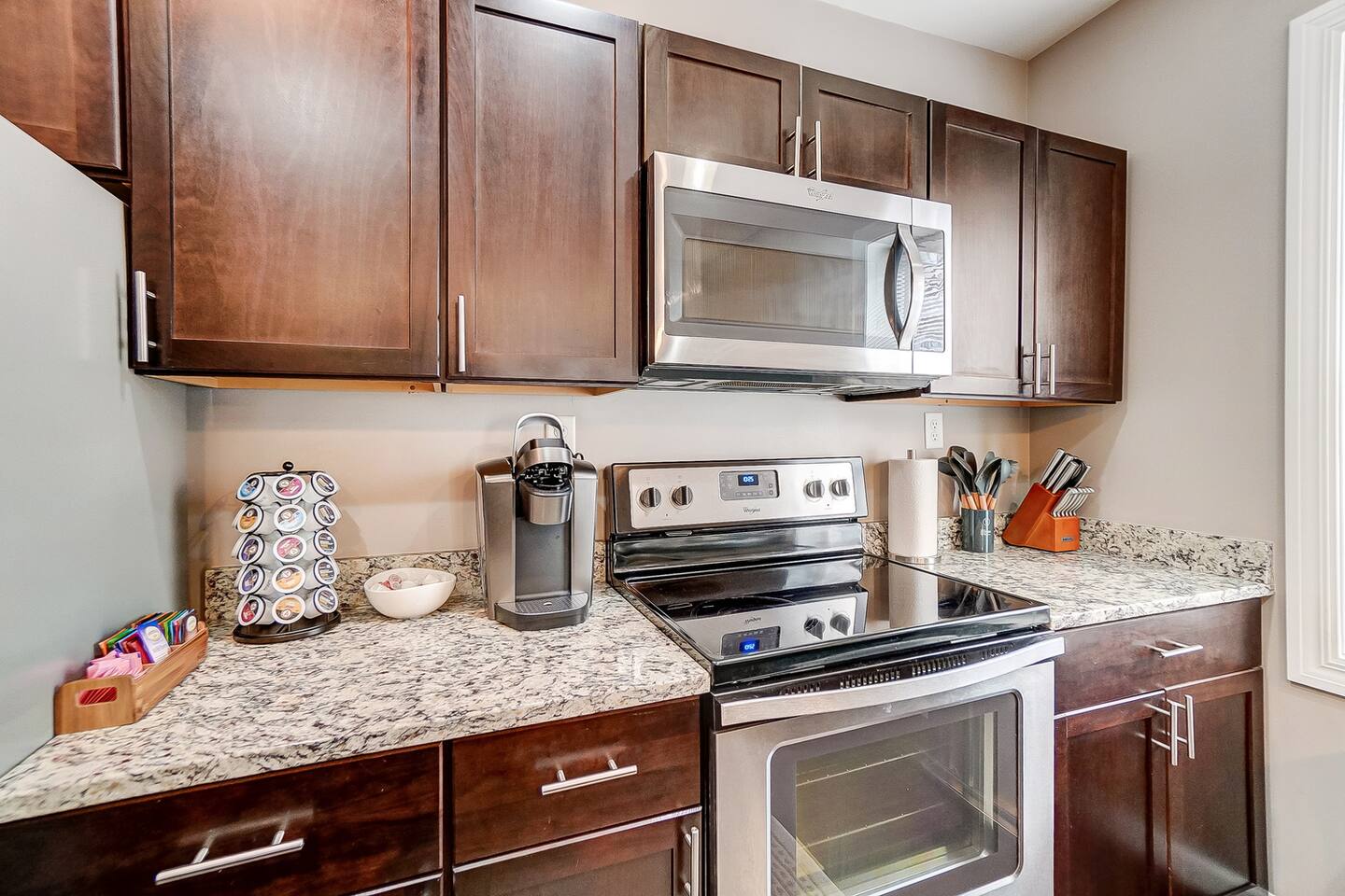 Bright & Roomy • Walk to Oakley Hotspots • Parking