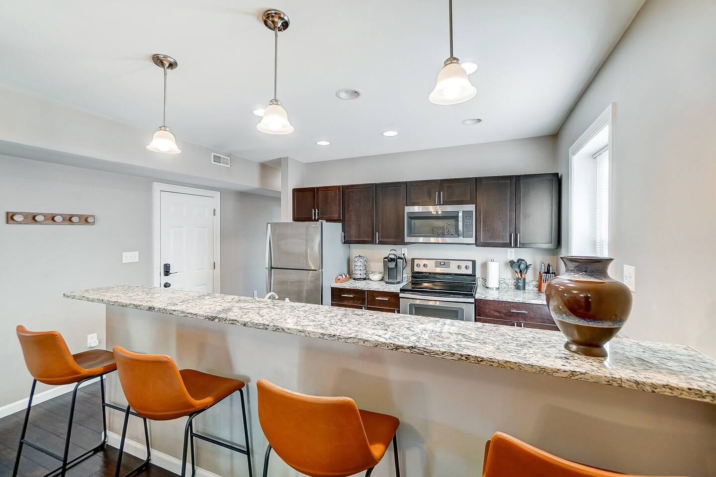 Bright & Roomy • Walk to Oakley Hotspots • Parking