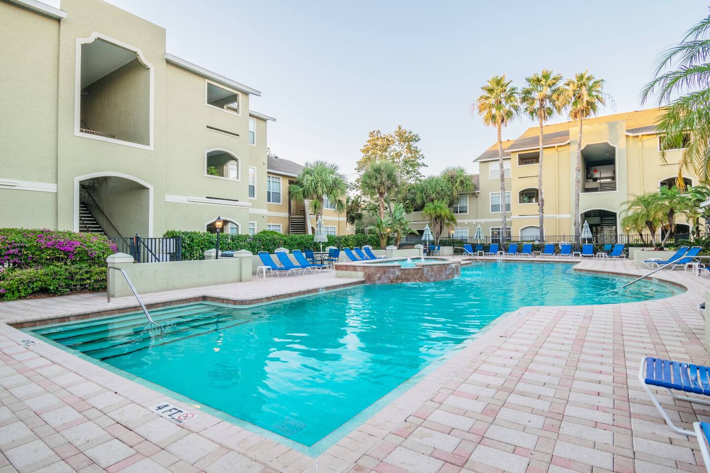o STUNNING CONDO MINUTES FROM GORGEOUS BEACHES o