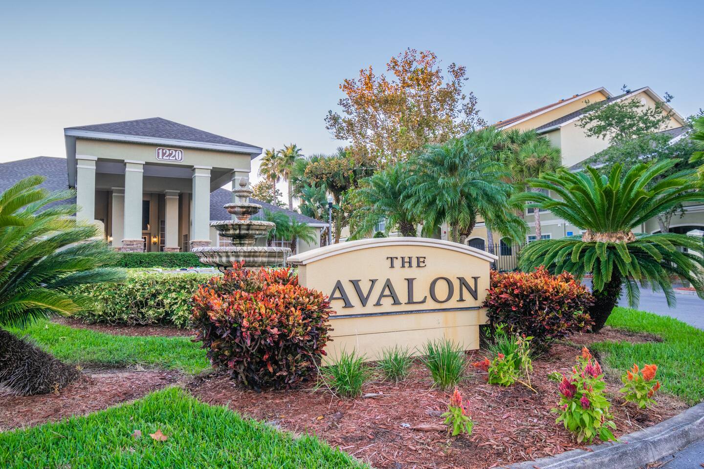 o STUNNING CONDO MINUTES FROM GORGEOUS BEACHES o