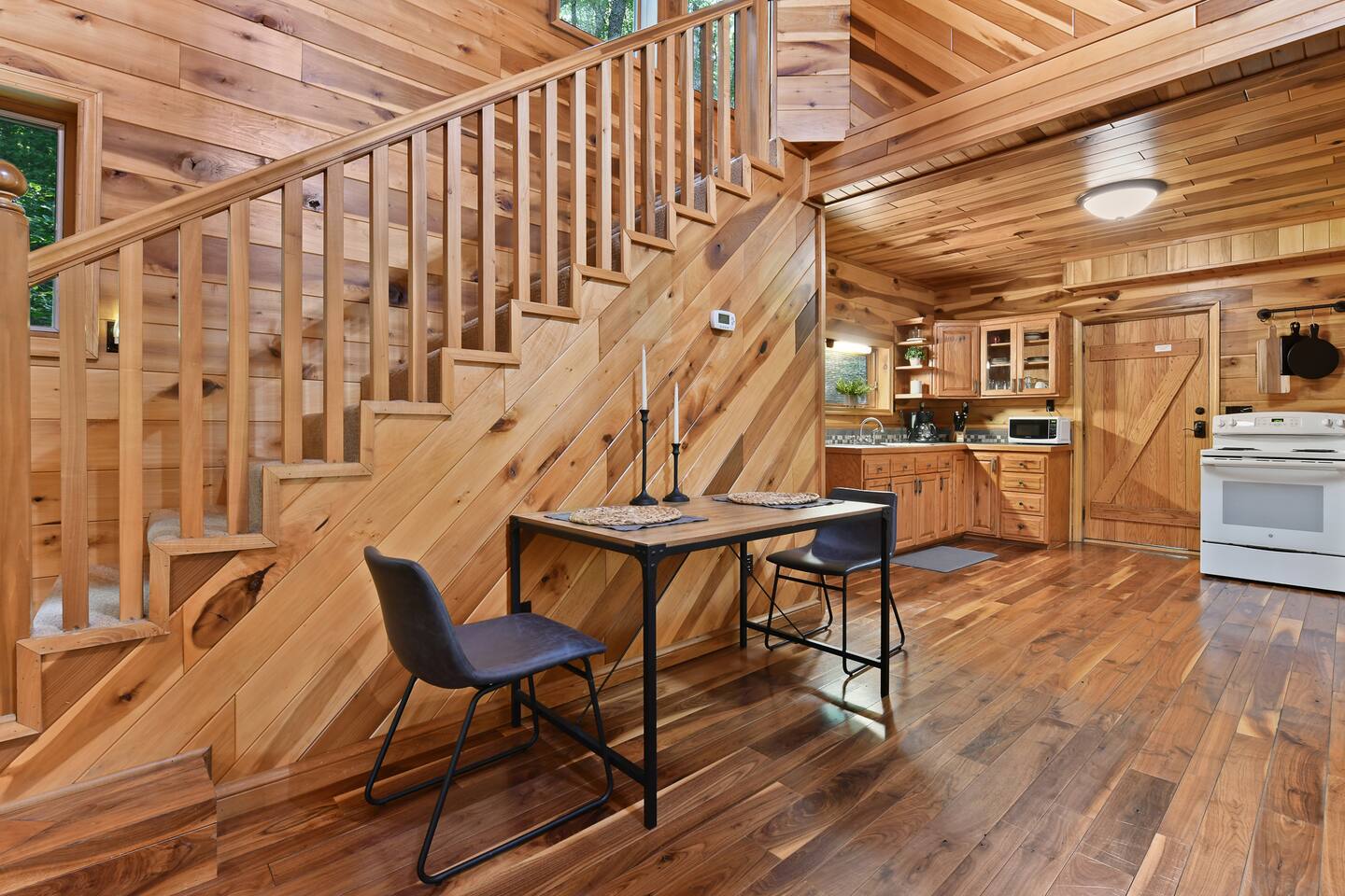 Cozy Couples Cabin! Hot Tub! Romantic!