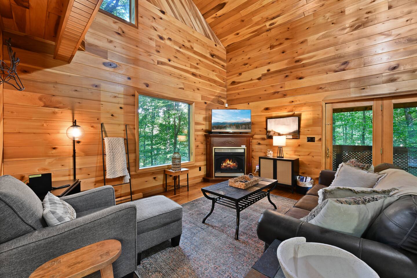 Cozy Couples Cabin! Hot Tub! Romantic!
