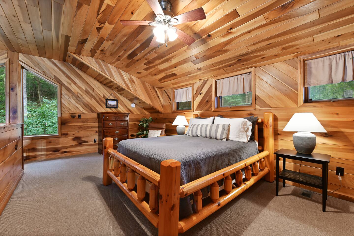 Cozy Couples Cabin! Hot Tub! Romantic!