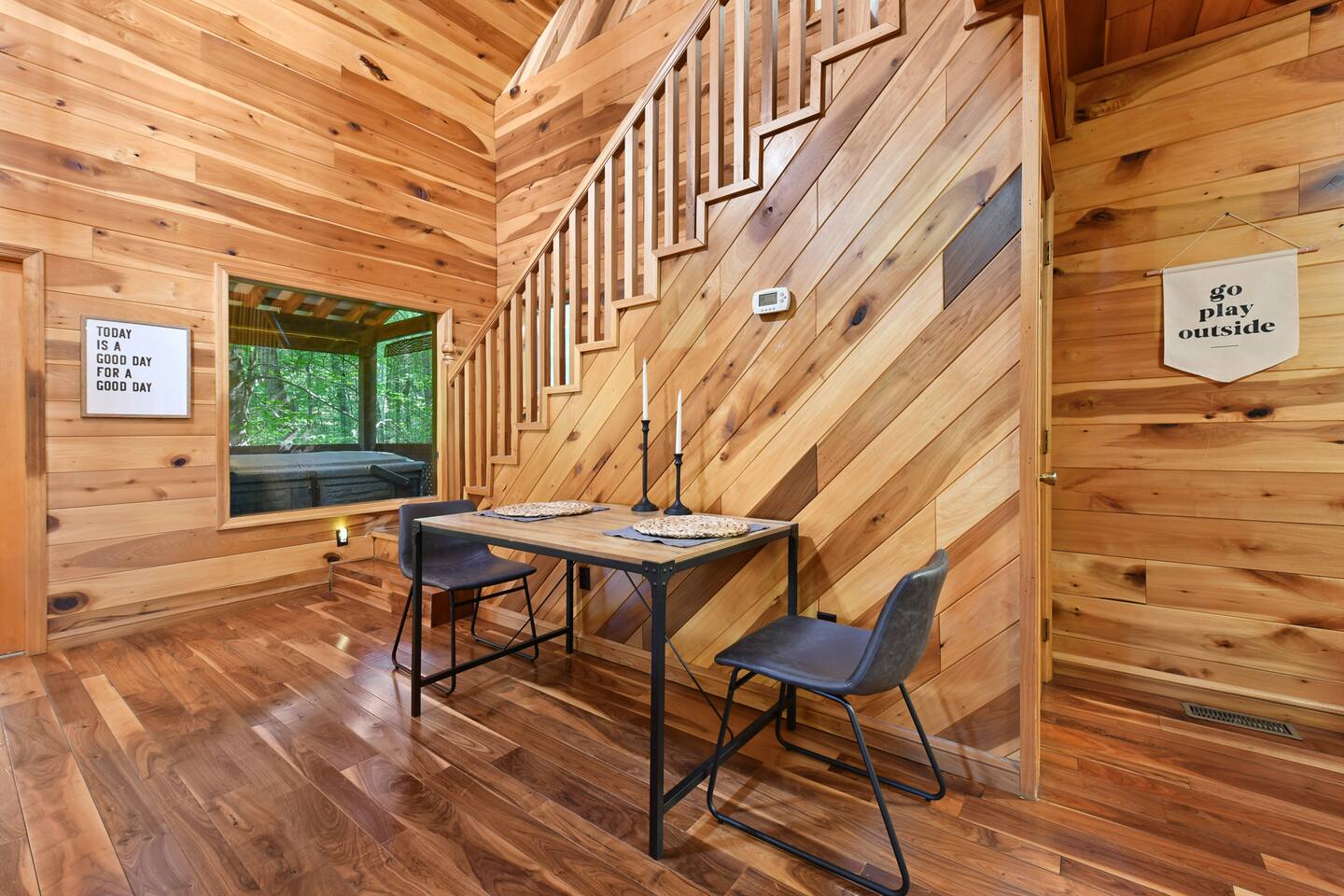 Cozy Couples Cabin! Hot Tub! Romantic!