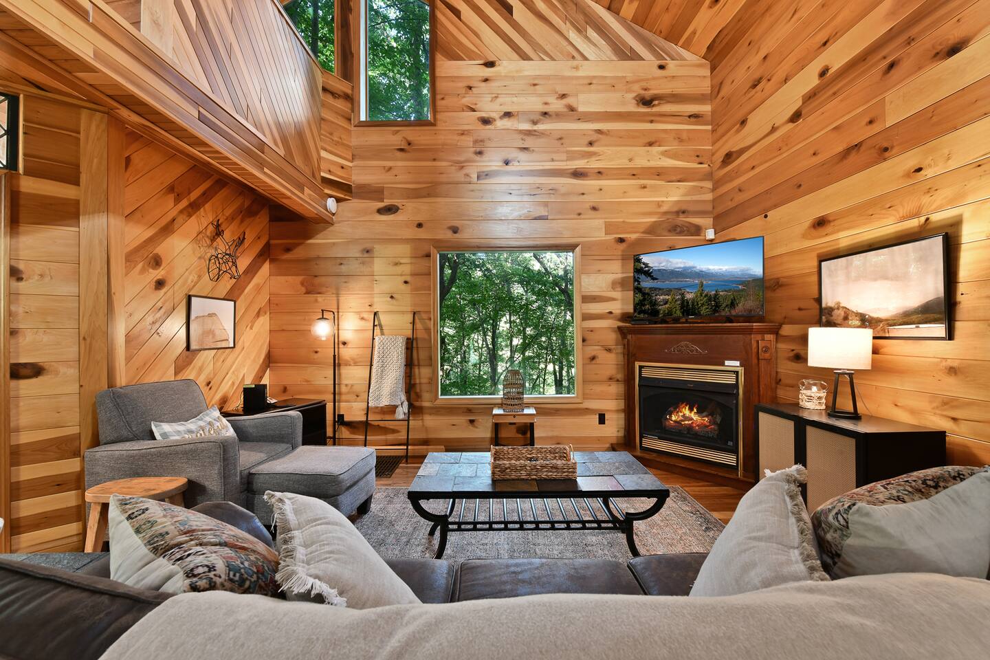 Cozy Couples Cabin! Hot Tub! Romantic!