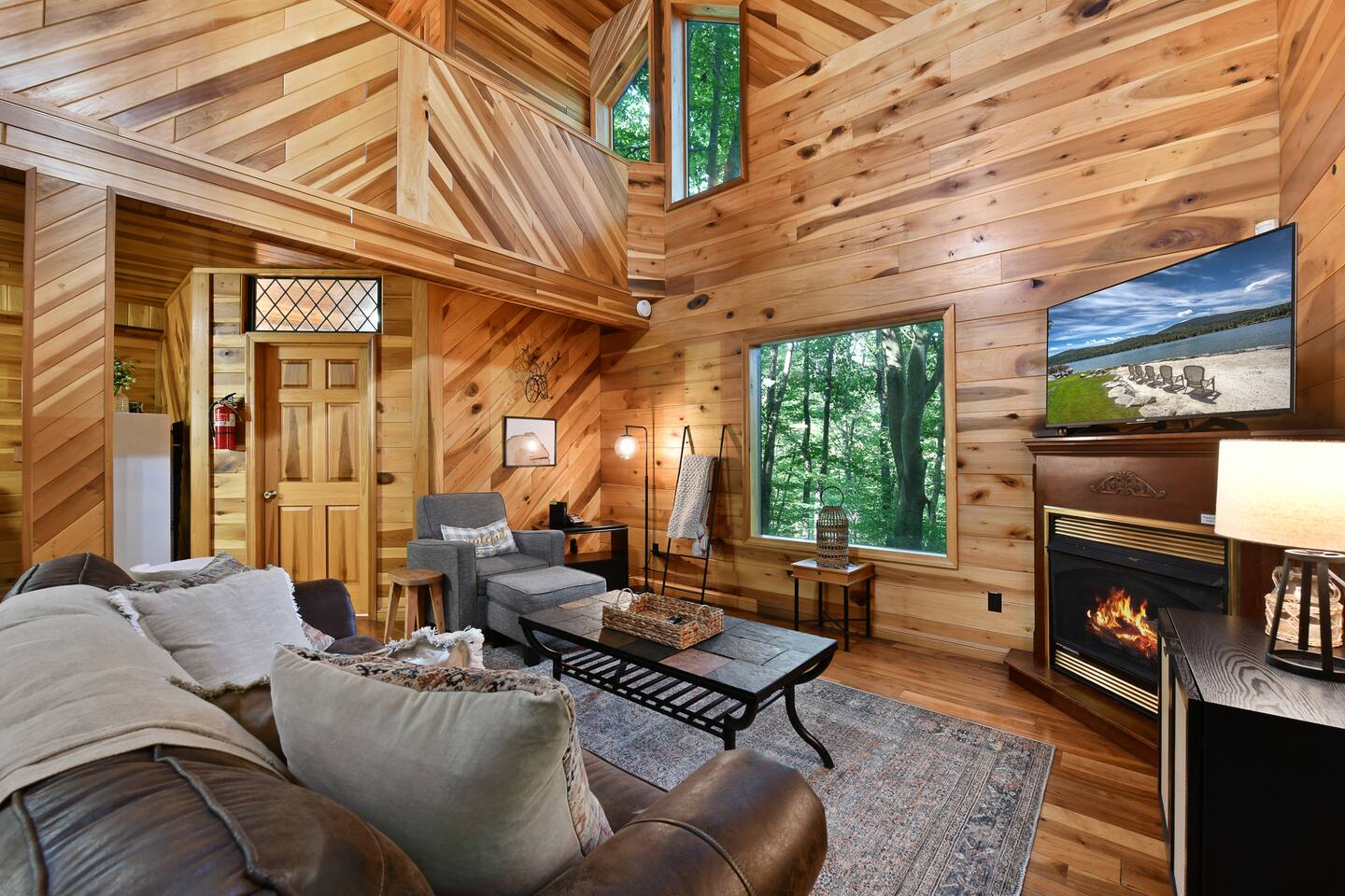 Cozy Couples Cabin! Hot Tub! Romantic!