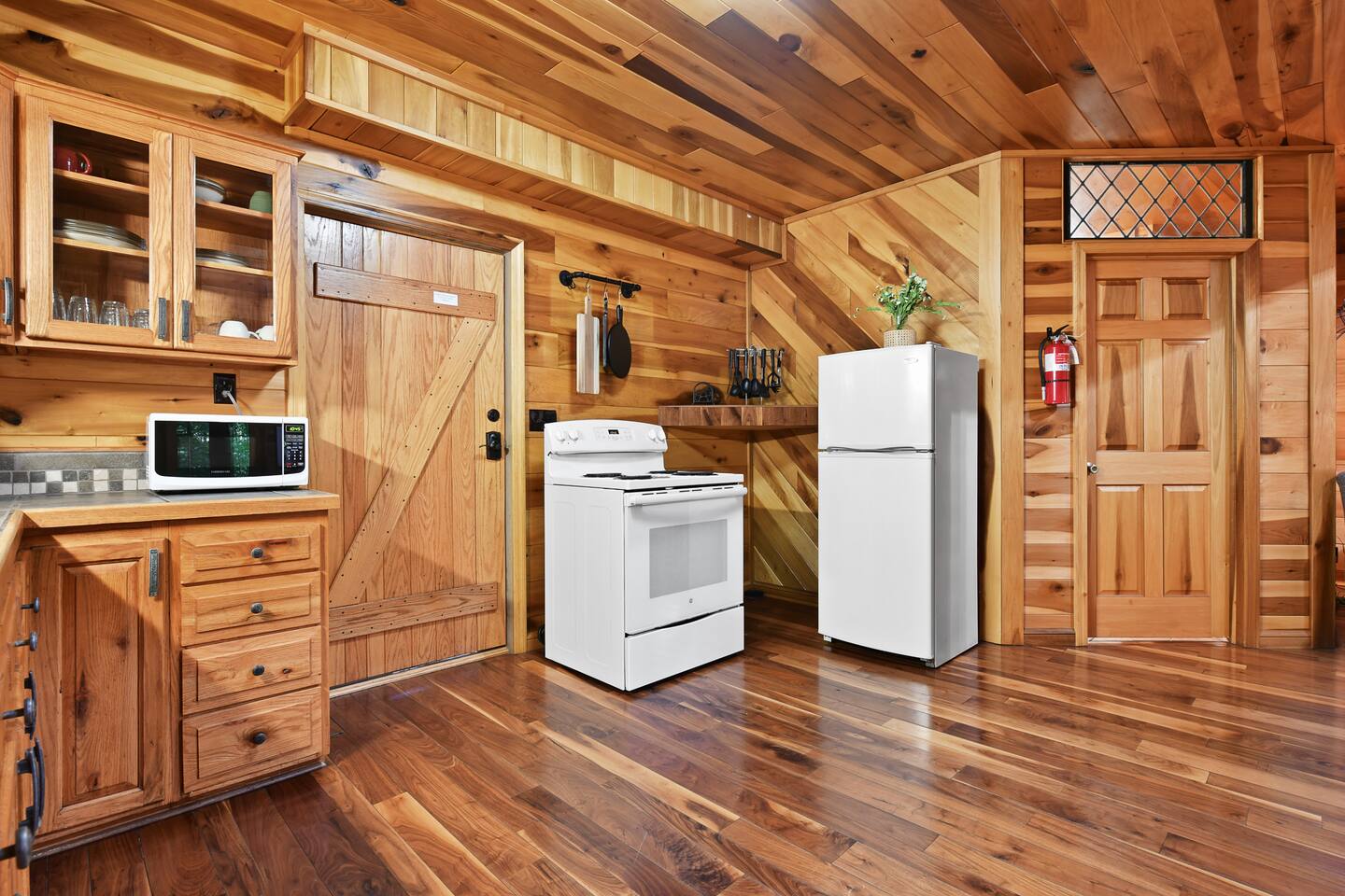 Cozy Couples Cabin! Hot Tub! Romantic!