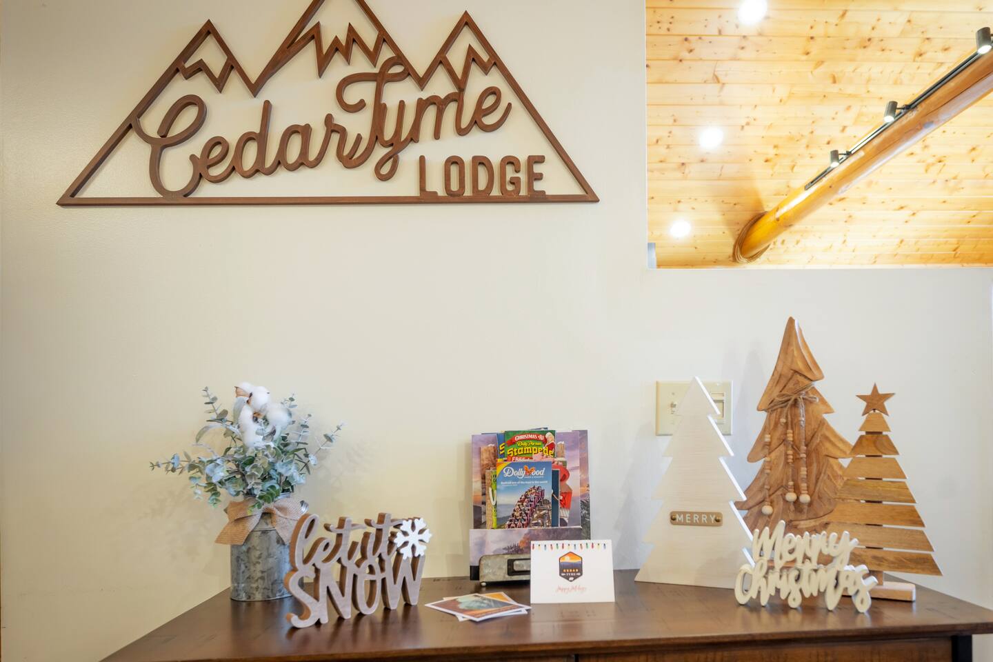 Smokies Luxury Cabin l Theater, Game Room, Hot Tub