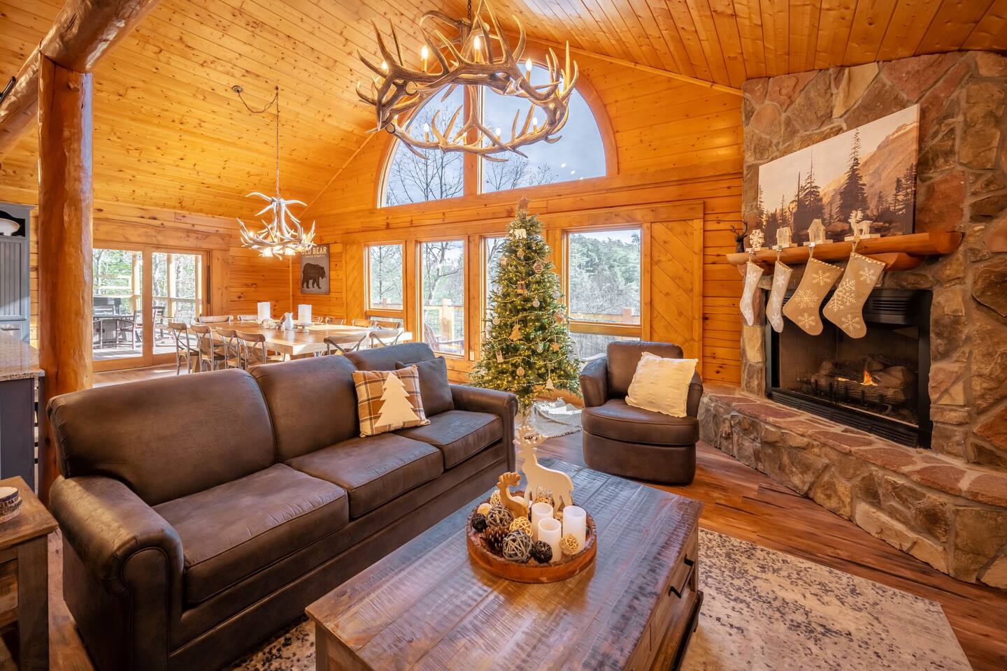 Smokies Luxury Cabin l Theater, Game Room, Hot Tub