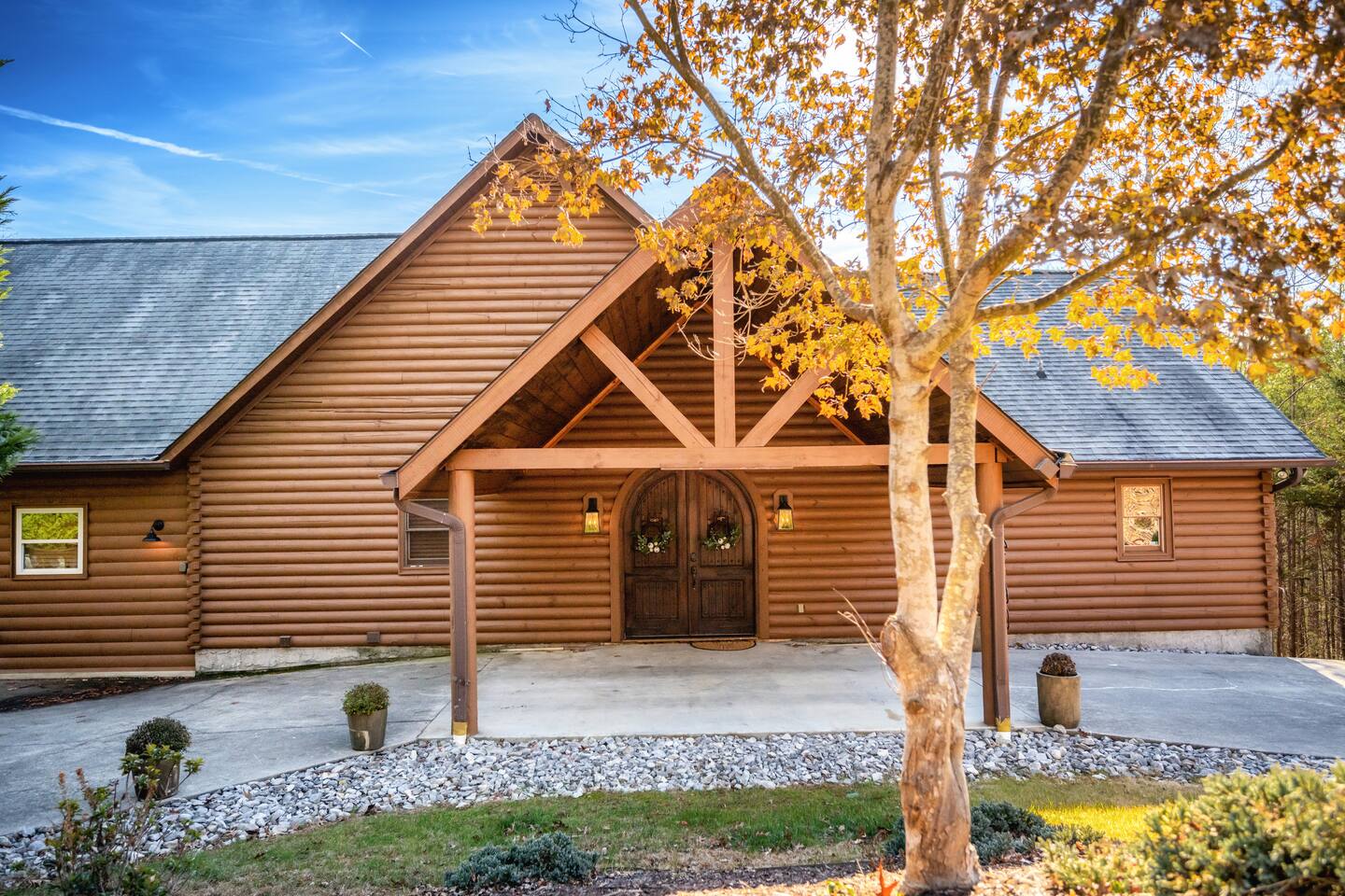 Smokies Luxury Cabin l Theater, Game Room, Hot Tub