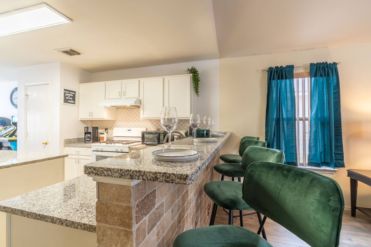 Spacious Bandera Family Fun House with King bed