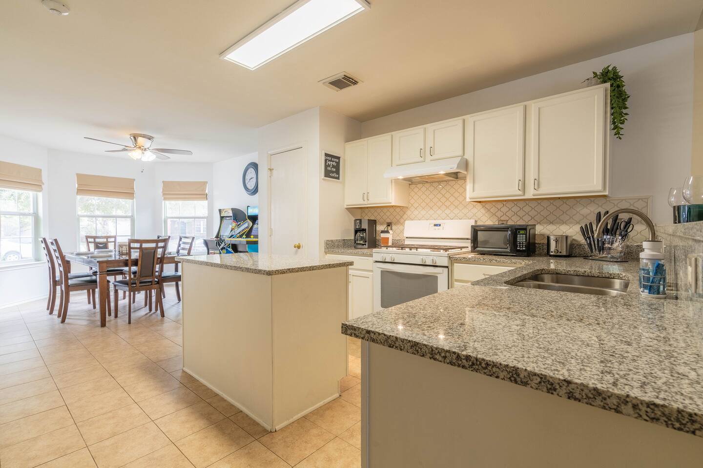 Spacious Bandera Family Fun House with King bed