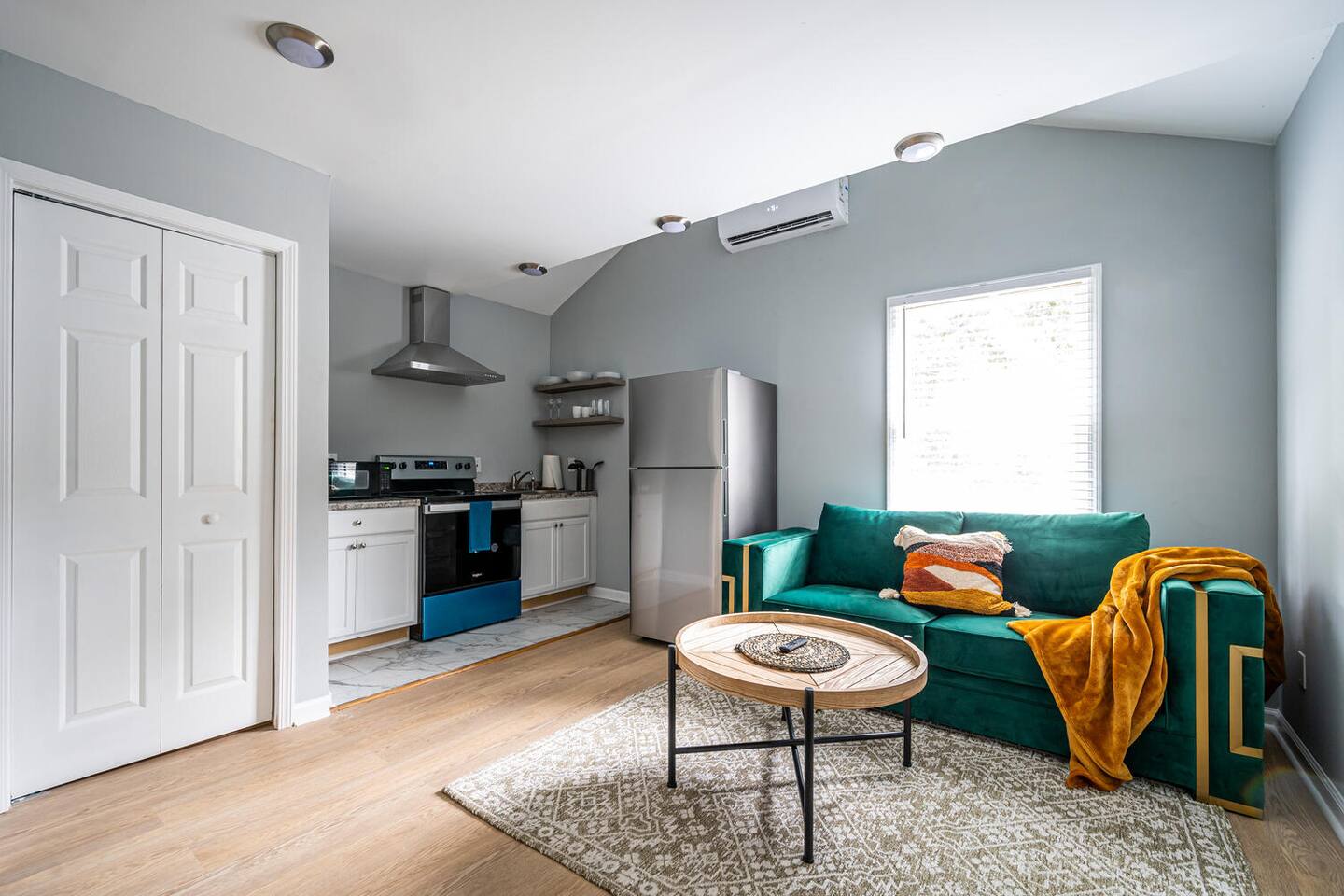 Unwind in a Modern Suite near Marietta Square — Marietta — vacation rental