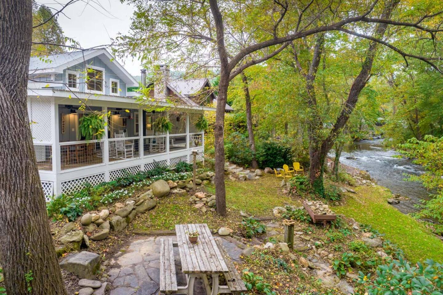 Creekfront Relaxation • Amazing Porch • Hot Tub