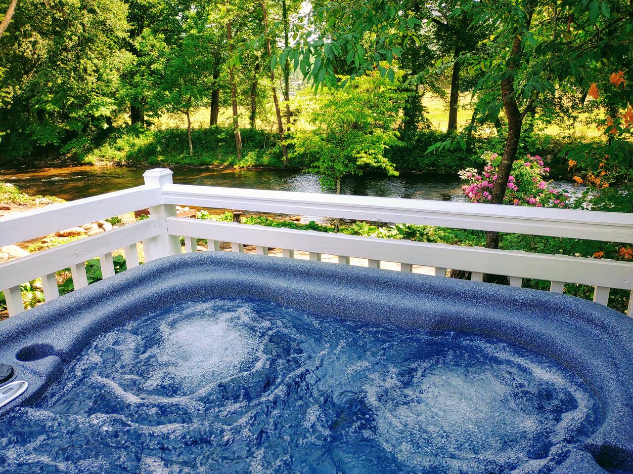 Creekfront Relaxation • Amazing Porch • Hot Tub