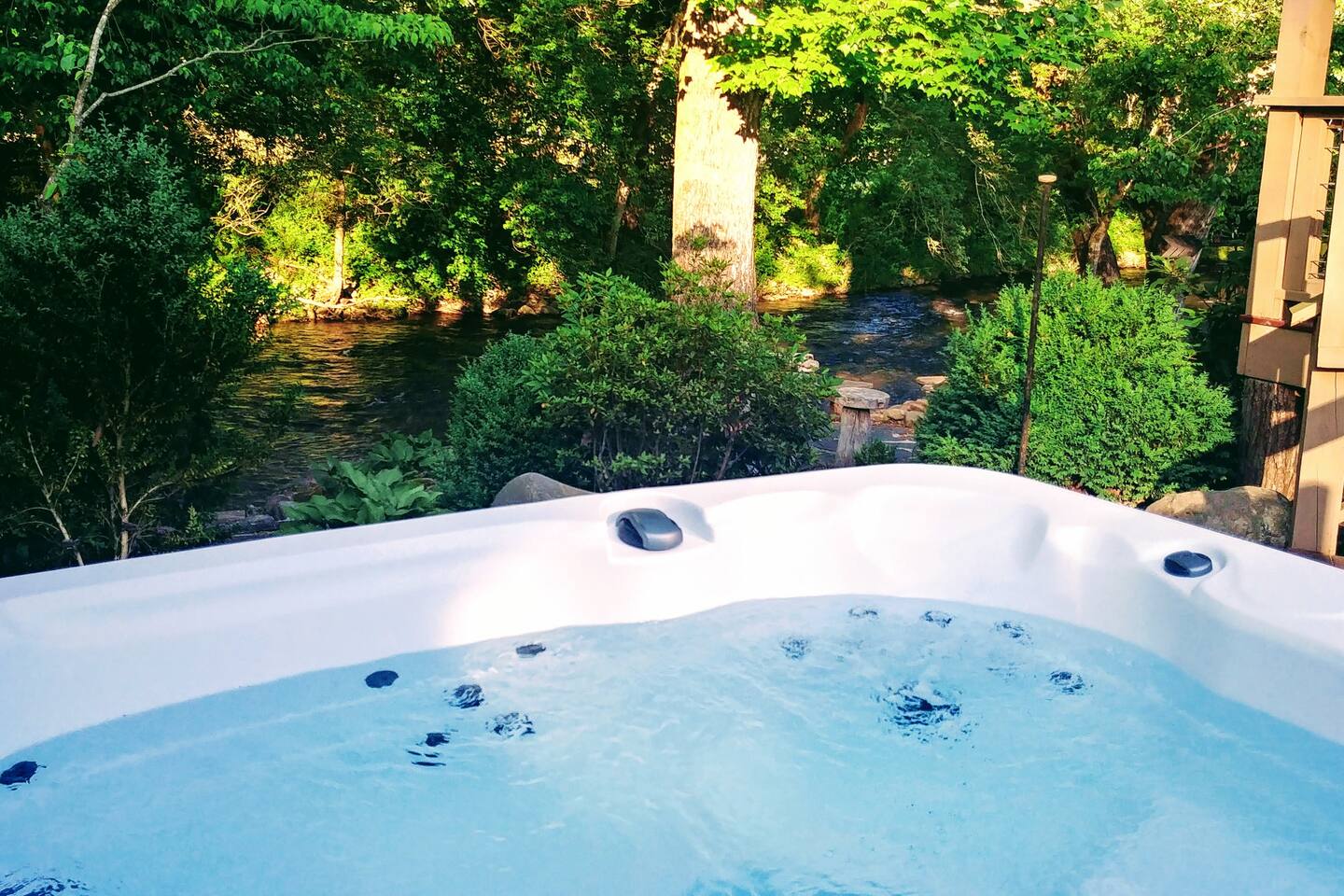 Creekfront Retreat •Near Town •Pool Table •Hot Tub