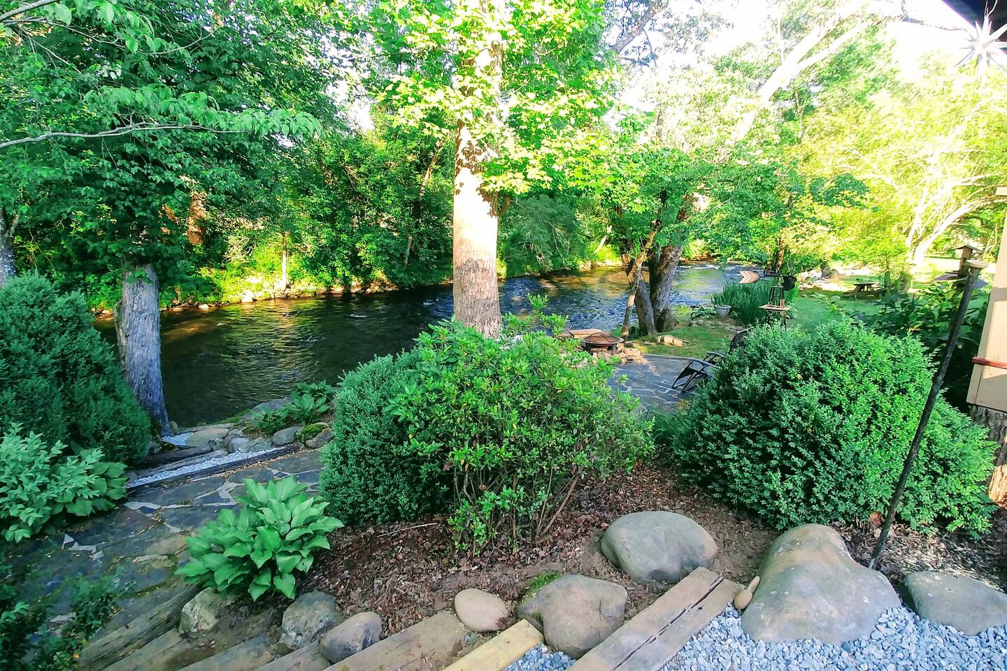 Creekfront Retreat •Near Town •Pool Table •Hot Tub