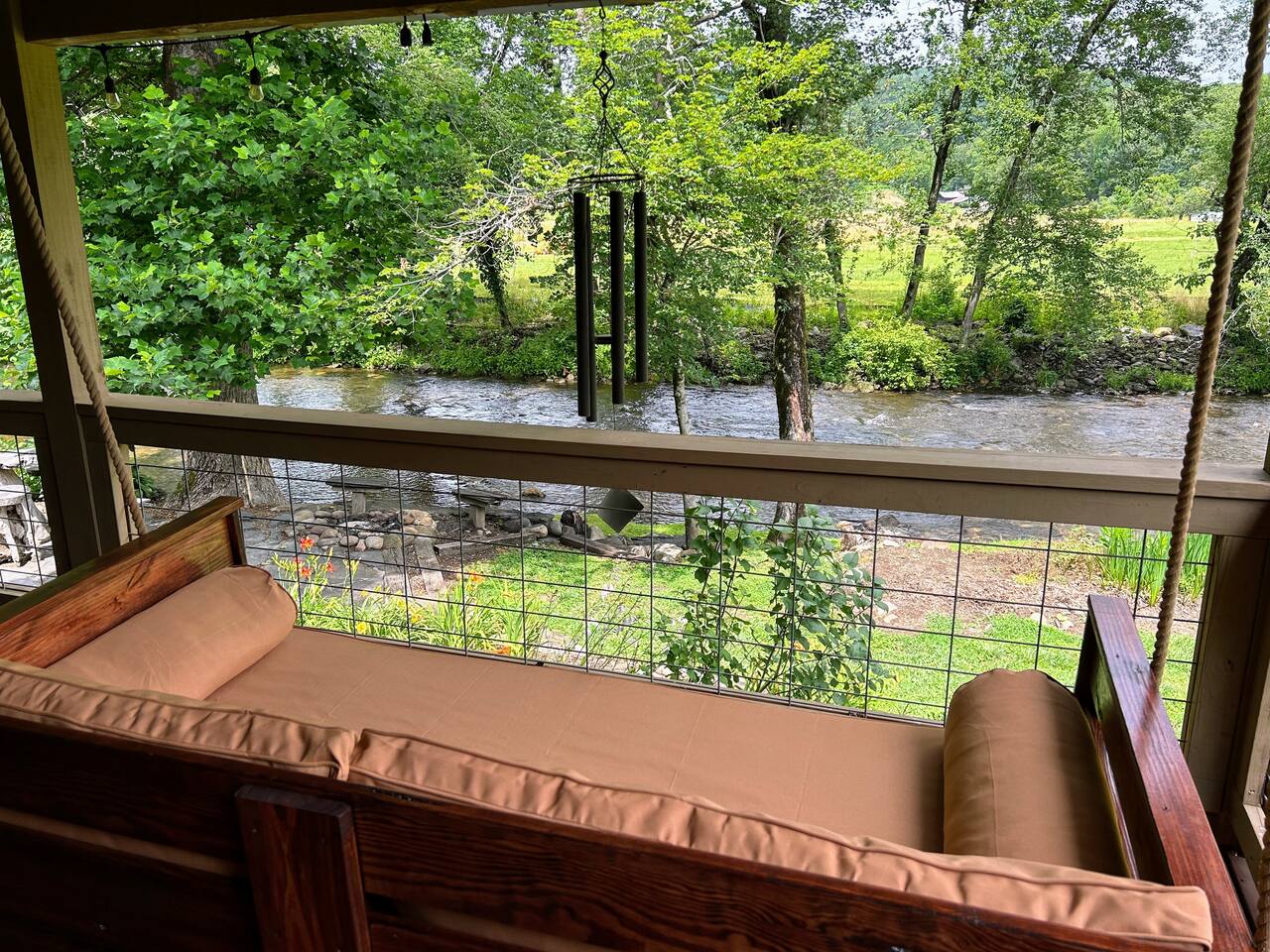 Creekfront Retreat •Near Town •Pool Table •Hot Tub