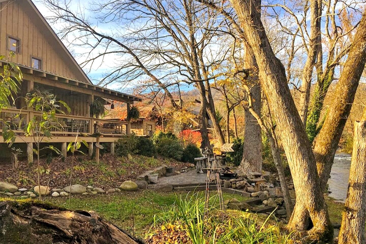 Creekfront Retreat •Near Town •Pool Table •Hot Tub