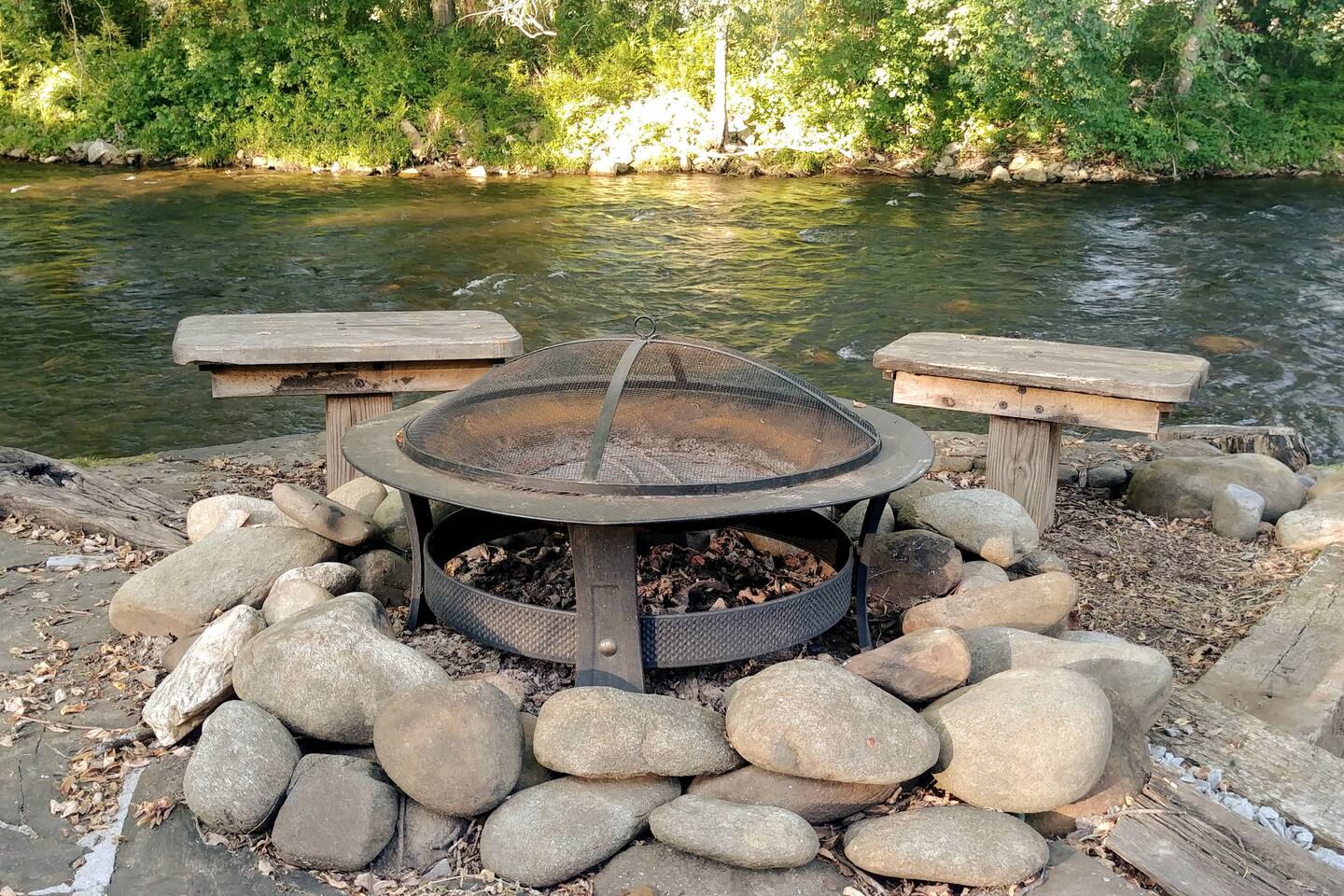 Creekfront Retreat •Near Town •Pool Table •Hot Tub