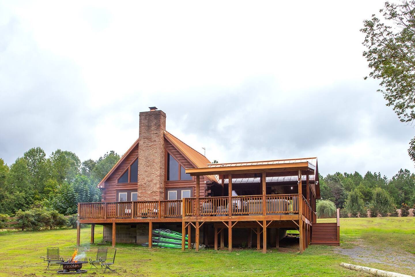Stunning 25-Acre Oxford Escape | Lakefront | BBQ
