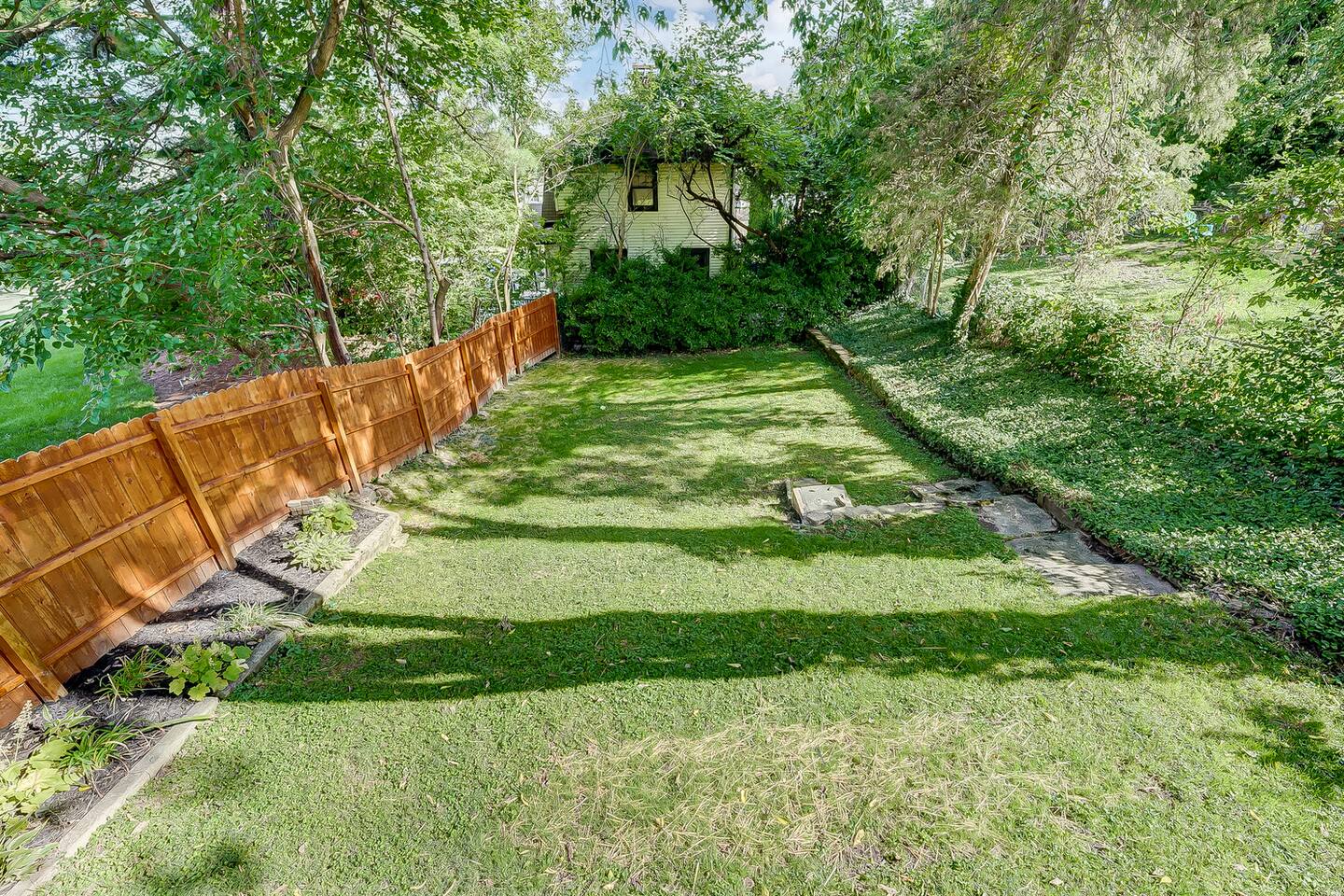 Deck w/Firepit- King Bed- Huge Backyard- Driveway